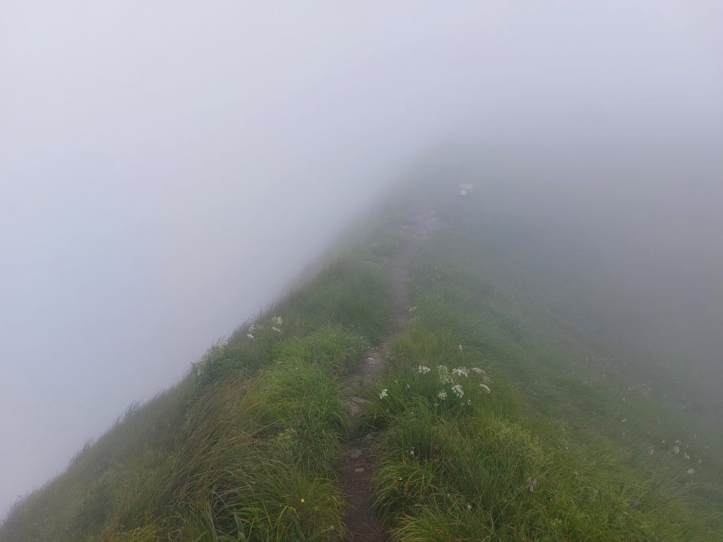 Schmaler Grat, Nebel und starker Wind auf der GEA